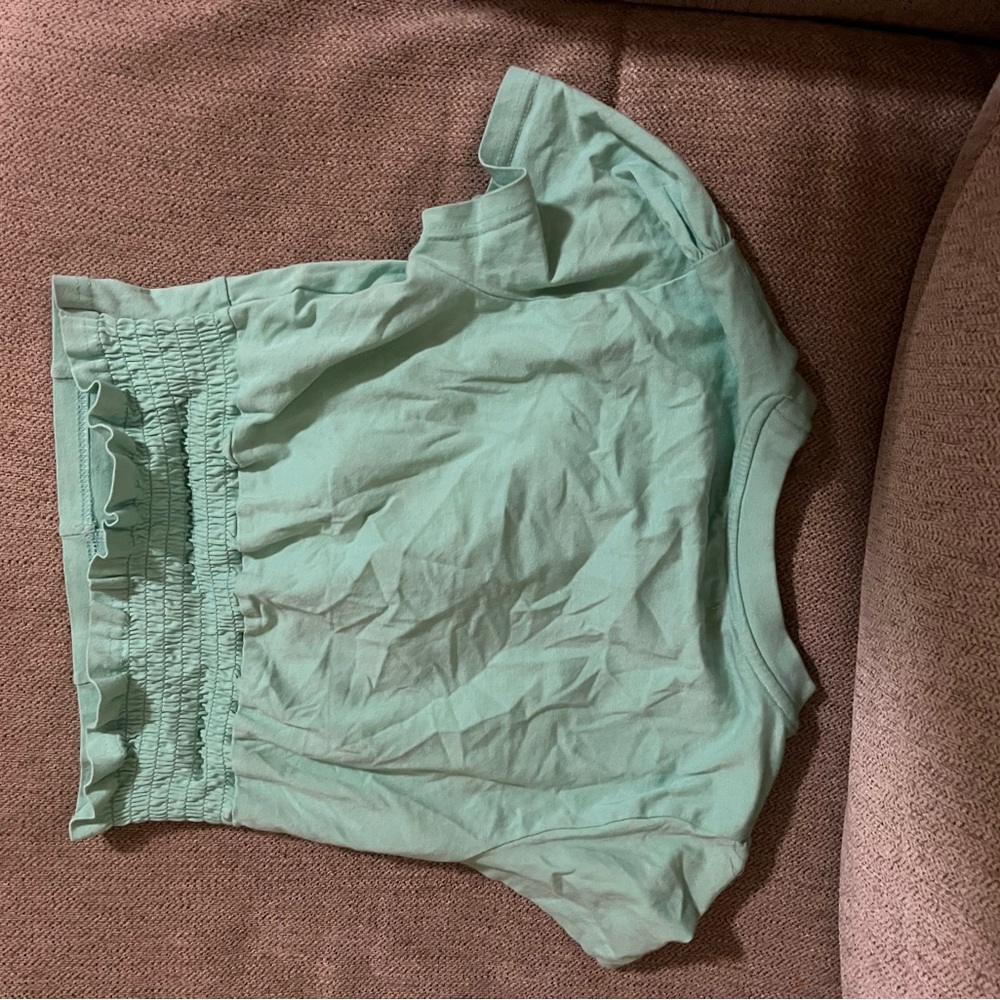 I’m selling a teal half shirt I bought it for my daughter but she couldn’t fit